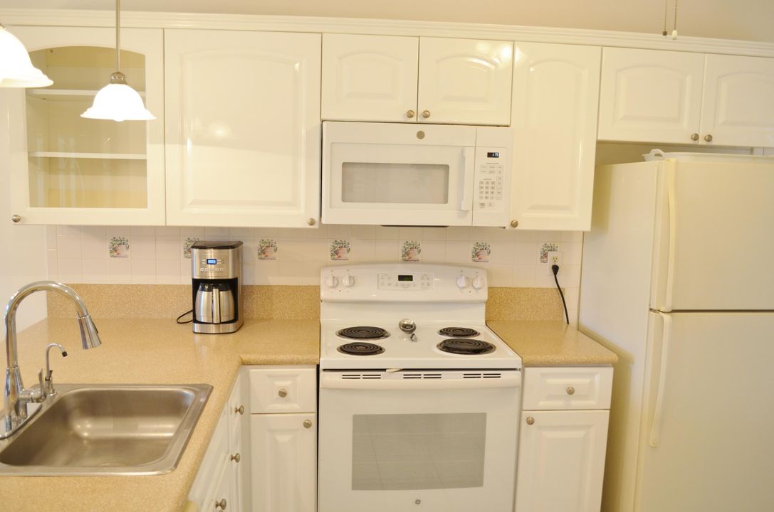 For Sale: $319,000 (2 beds, 2 baths, 1169 Square Feet)