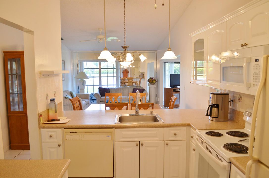 For Sale: $319,000 (2 beds, 2 baths, 1169 Square Feet)