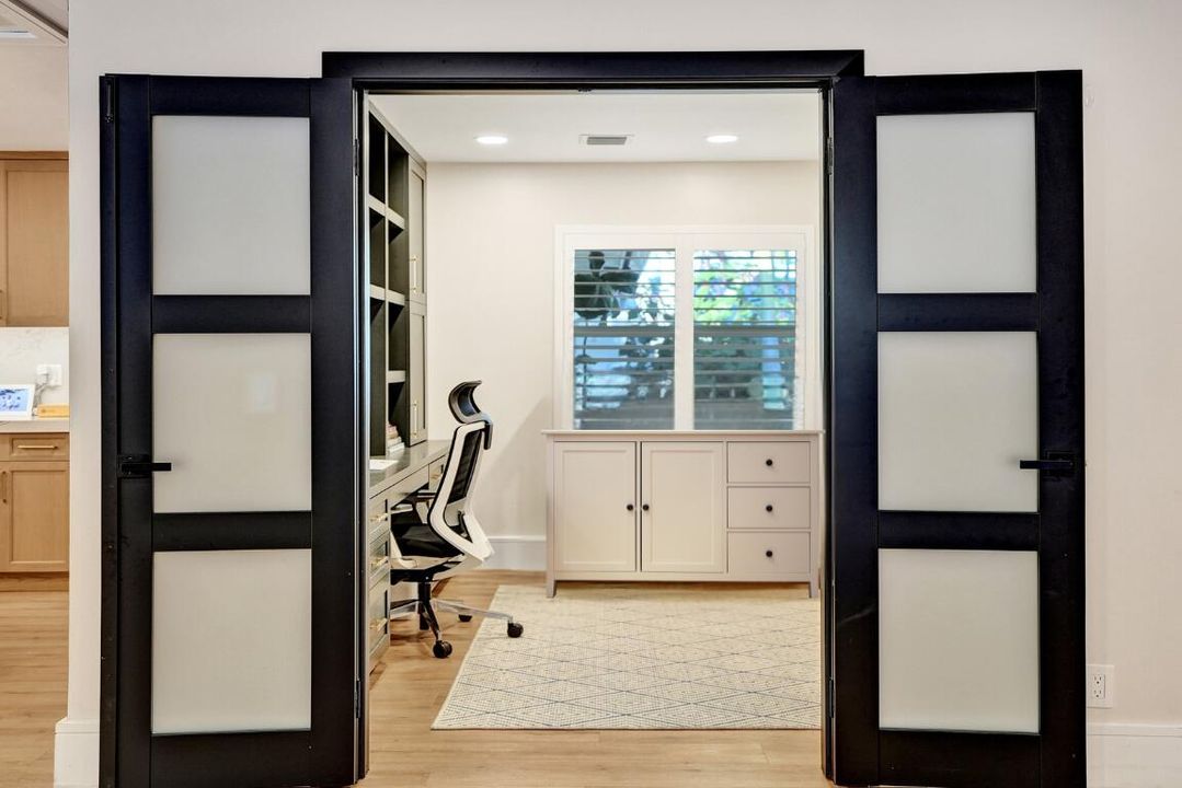 合同活跃: $1,699,900 (4 贝兹, 3 浴室, 2586 平方英尺)