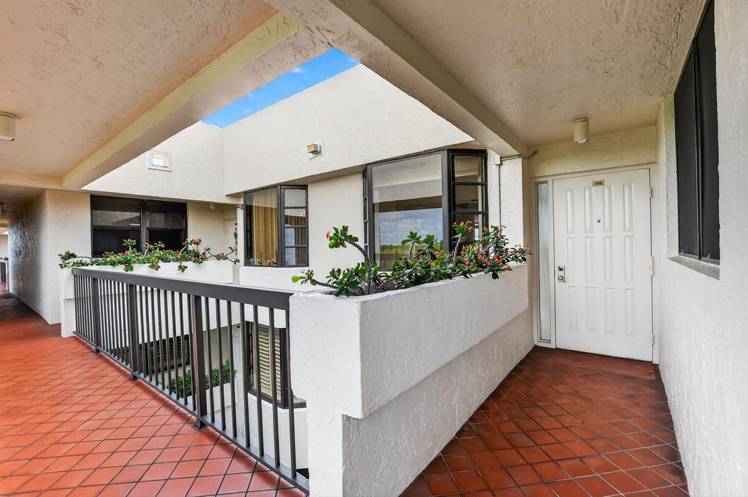 For Sale: $224,900 (2 beds, 2 baths, 1207 Square Feet)