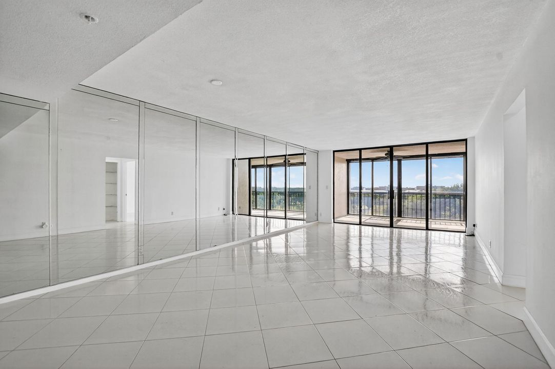 For Sale: $224,900 (2 beds, 2 baths, 1207 Square Feet)