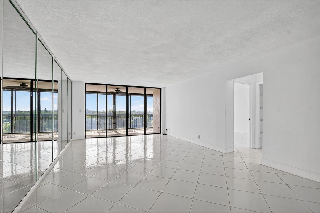 For Sale: $224,900 (2 beds, 2 baths, 1207 Square Feet)