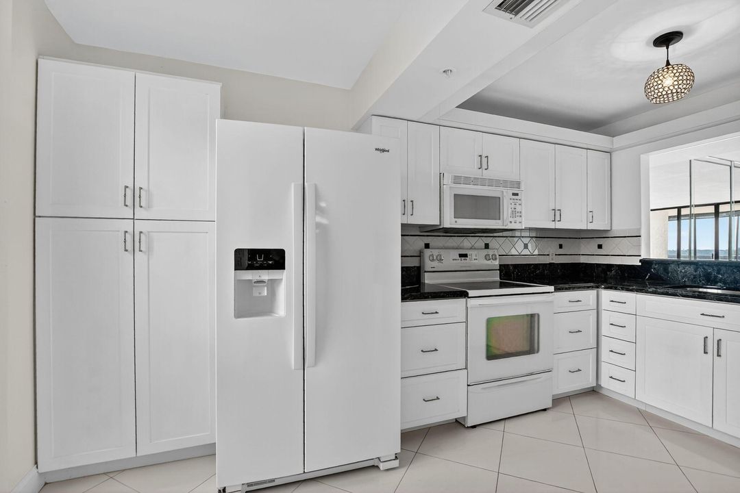 For Sale: $224,900 (2 beds, 2 baths, 1207 Square Feet)