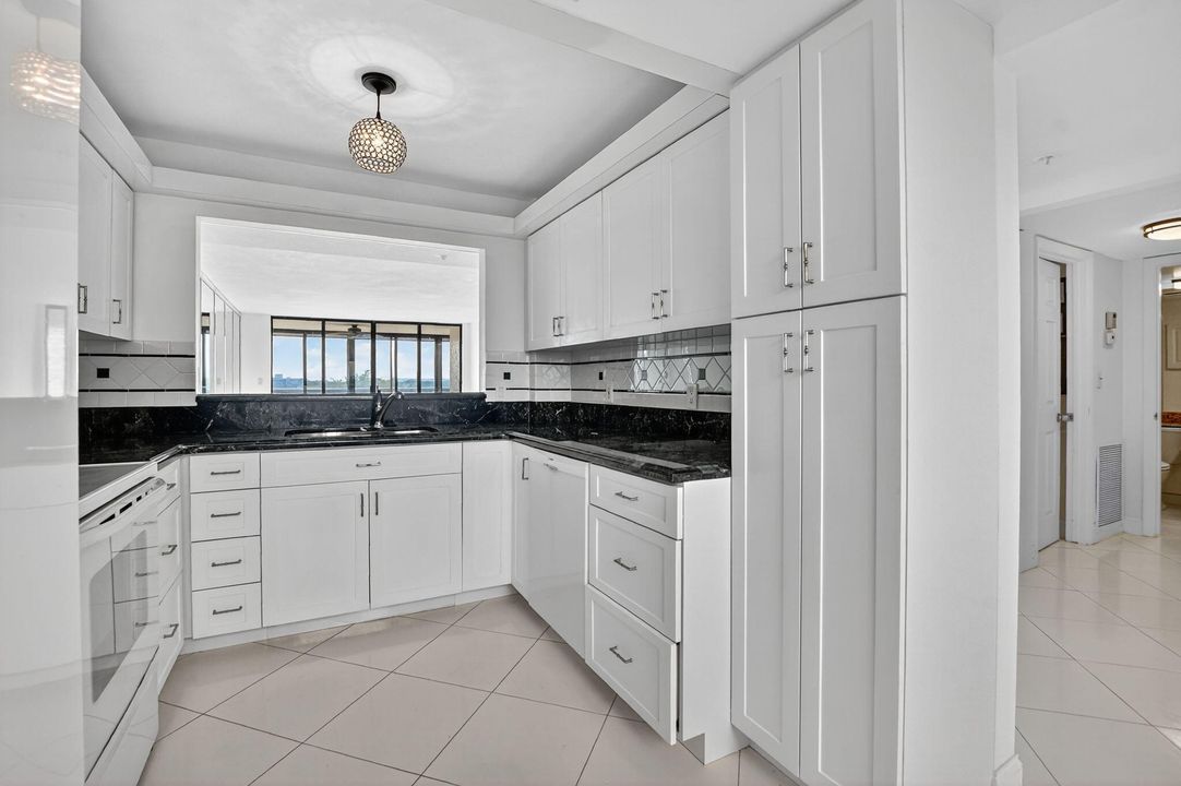 For Sale: $224,900 (2 beds, 2 baths, 1207 Square Feet)