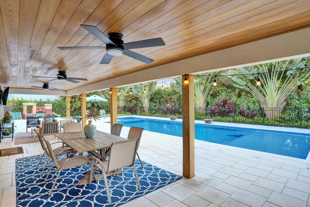 合同活跃: $1,699,900 (4 贝兹, 3 浴室, 2586 平方英尺)