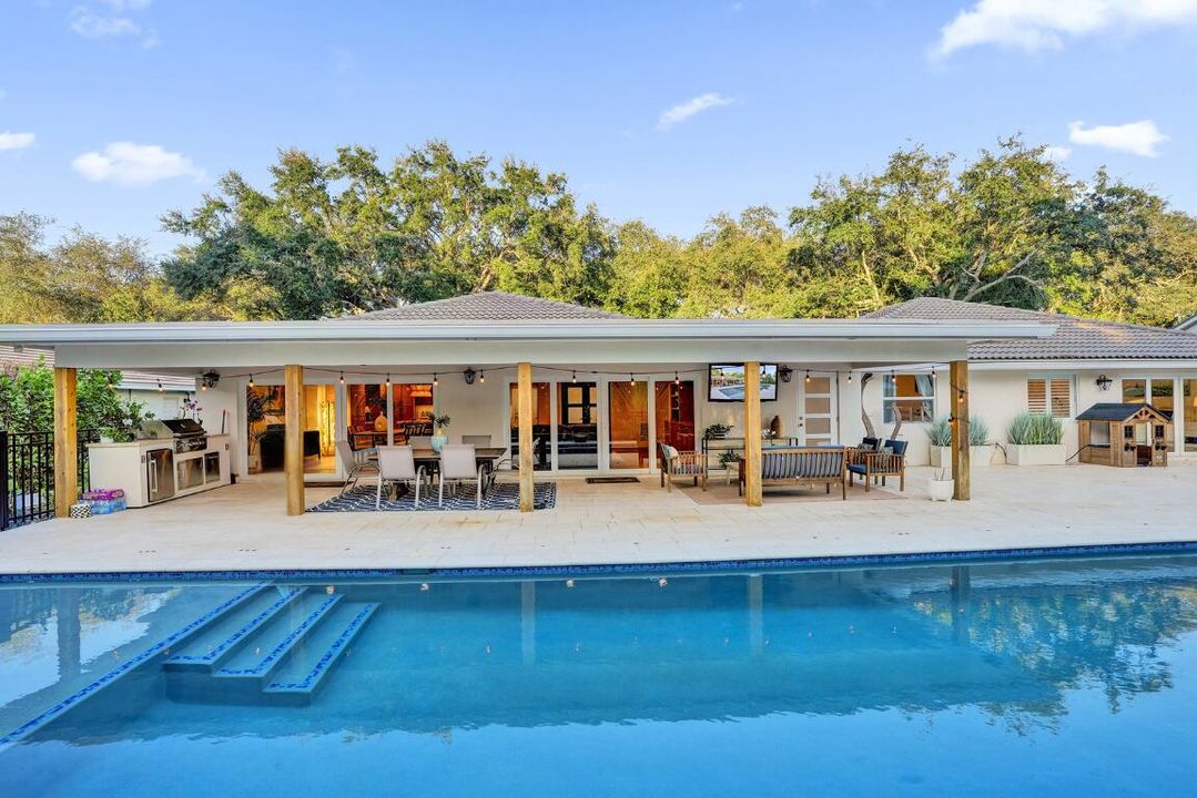 合同活跃: $1,699,900 (4 贝兹, 3 浴室, 2586 平方英尺)