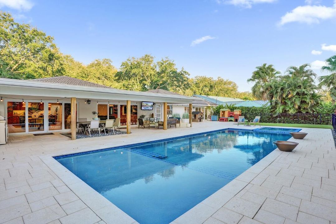 合同活跃: $1,699,900 (4 贝兹, 3 浴室, 2586 平方英尺)