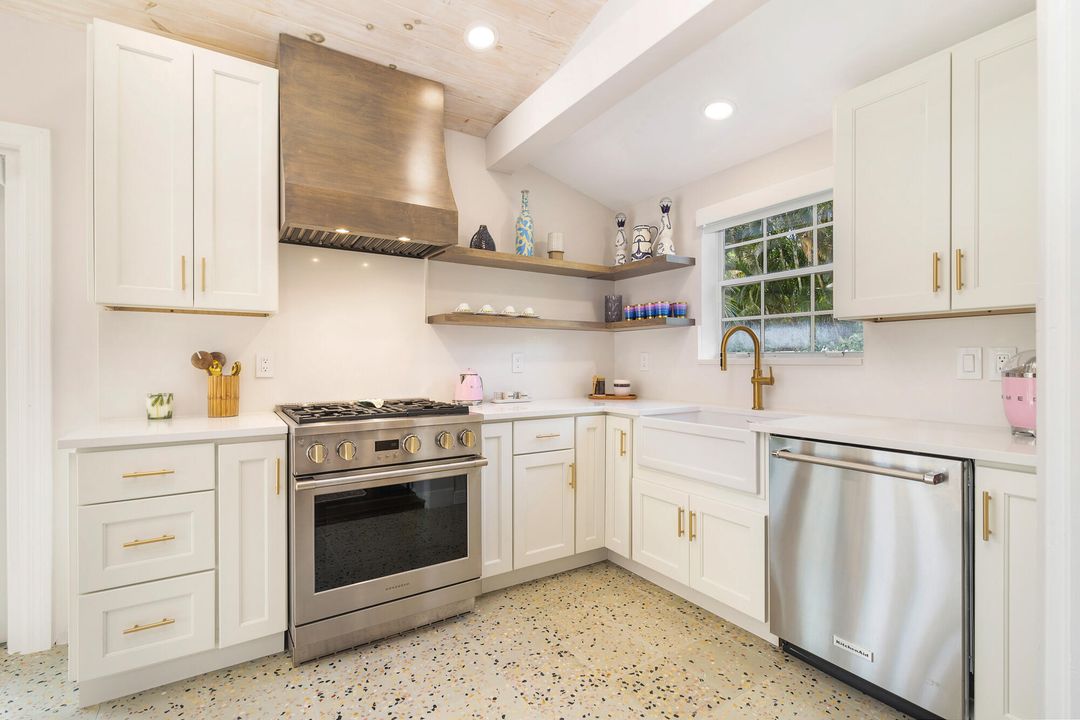 For Sale: $12,550,000 (9 beds, 7 baths, 7261 Square Feet)