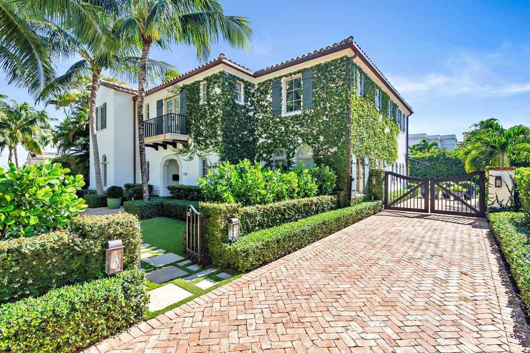 For Sale: $12,550,000 (9 beds, 7 baths, 7261 Square Feet)