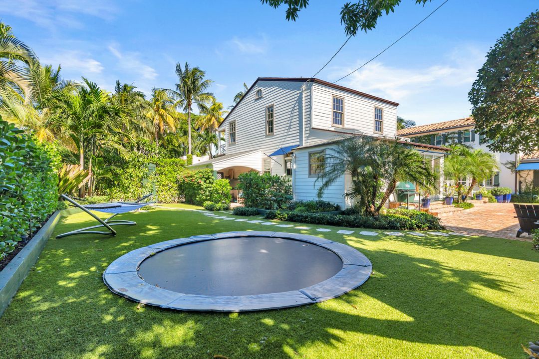 For Sale: $12,550,000 (9 beds, 7 baths, 7261 Square Feet)