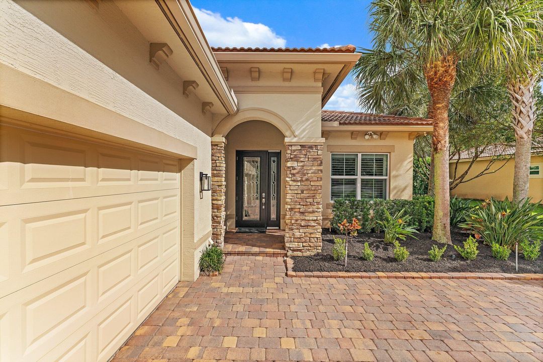 Active With Contract: $699,000 (3 beds, 2 baths, 2039 Square Feet)