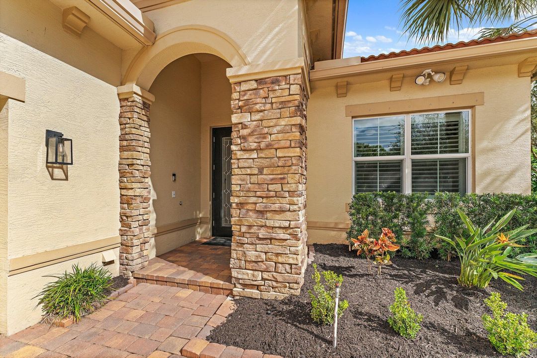 Active With Contract: $699,000 (3 beds, 2 baths, 2039 Square Feet)