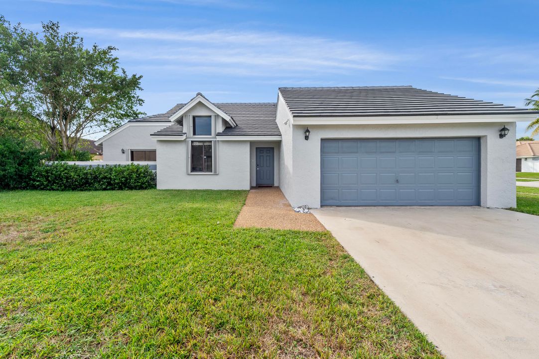 合同活跃: $798,000 (4 贝兹, 2 浴室, 2038 平方英尺)