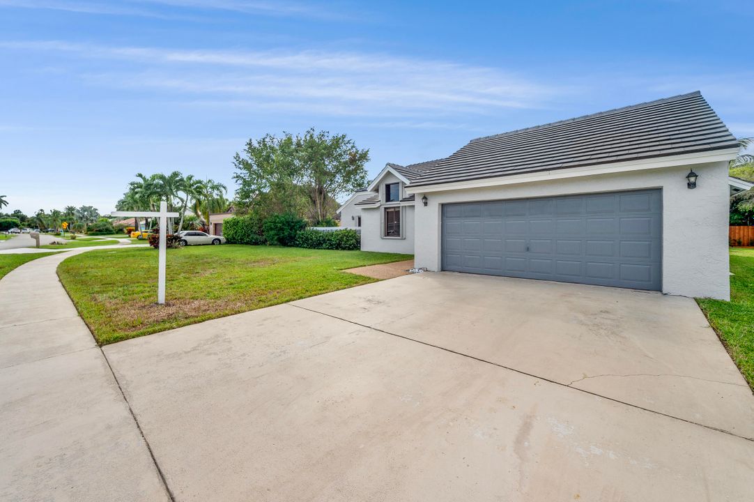 合同活跃: $798,000 (4 贝兹, 2 浴室, 2038 平方英尺)