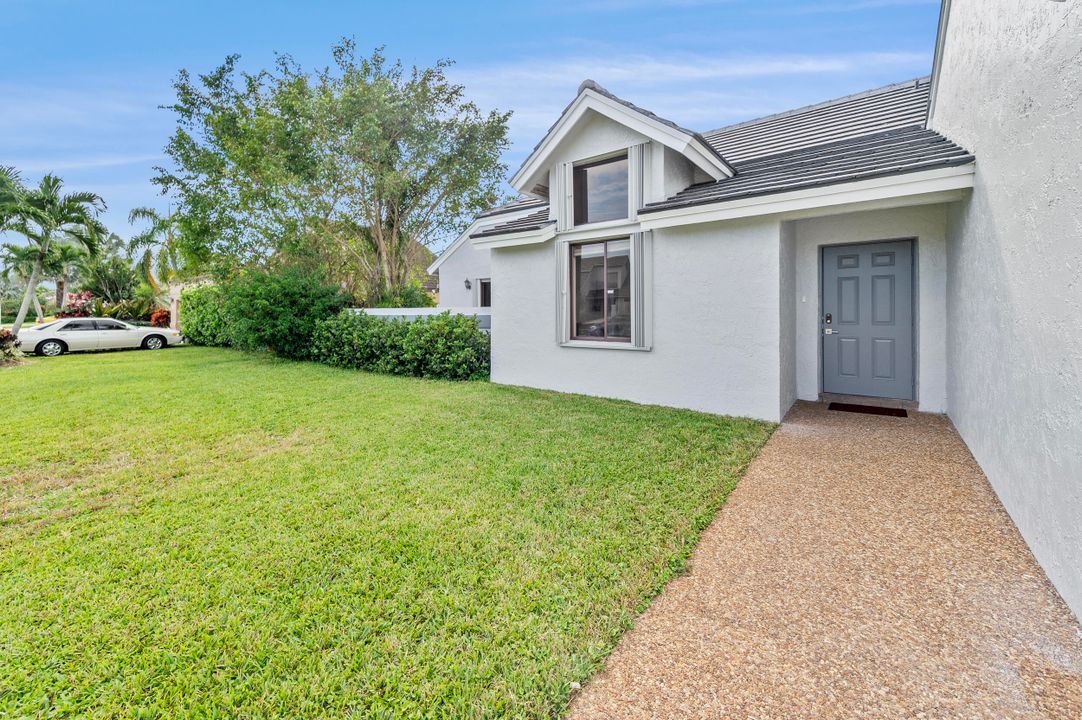 合同活跃: $798,000 (4 贝兹, 2 浴室, 2038 平方英尺)