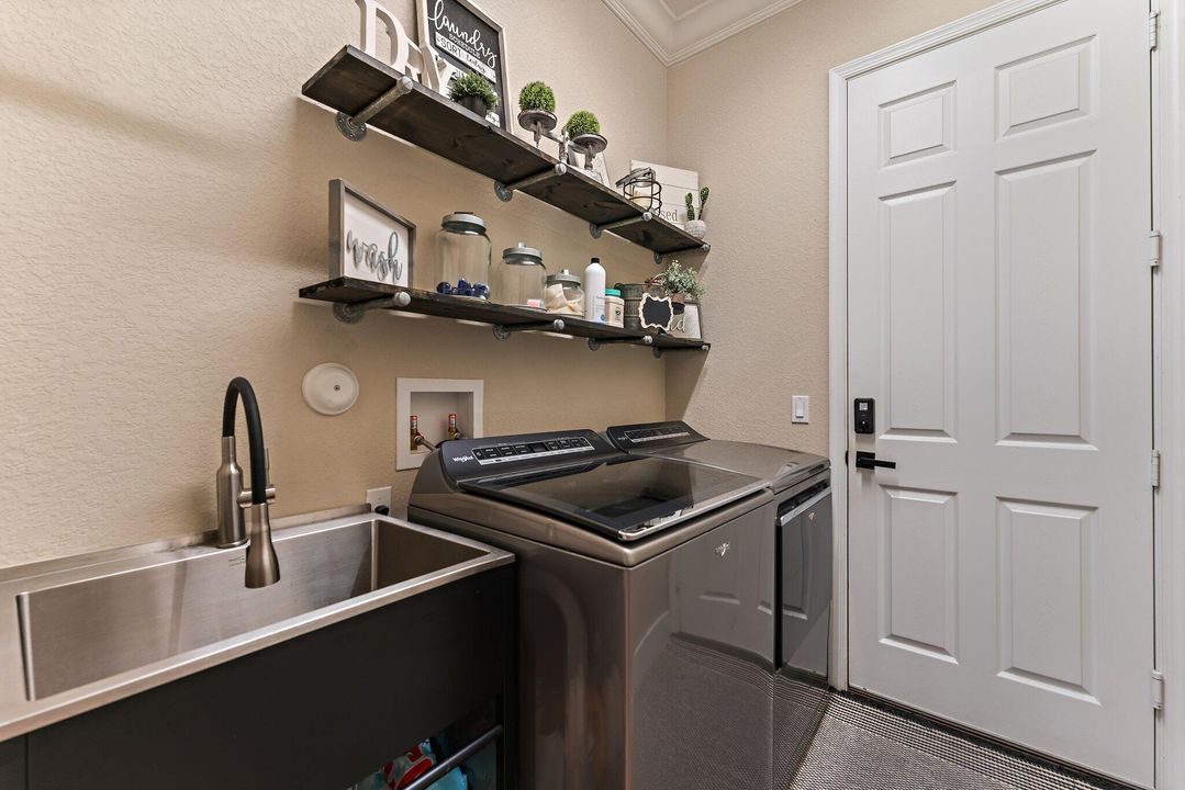 Active With Contract: $699,000 (3 beds, 2 baths, 2039 Square Feet)