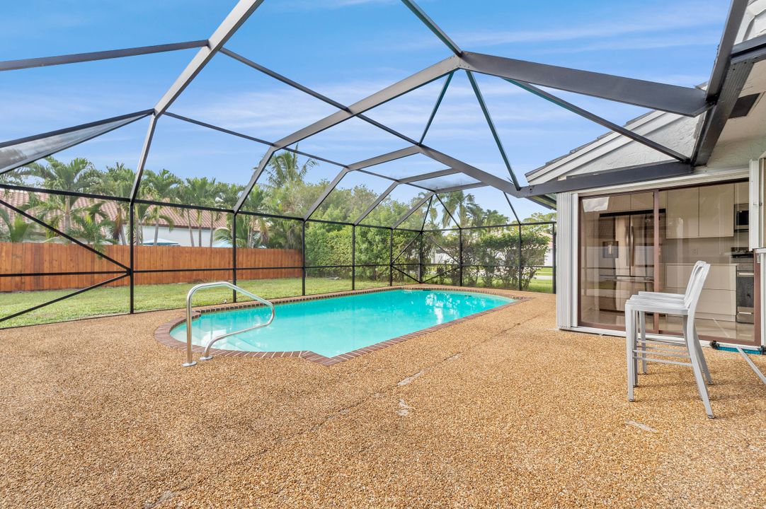 合同活跃: $798,000 (4 贝兹, 2 浴室, 2038 平方英尺)