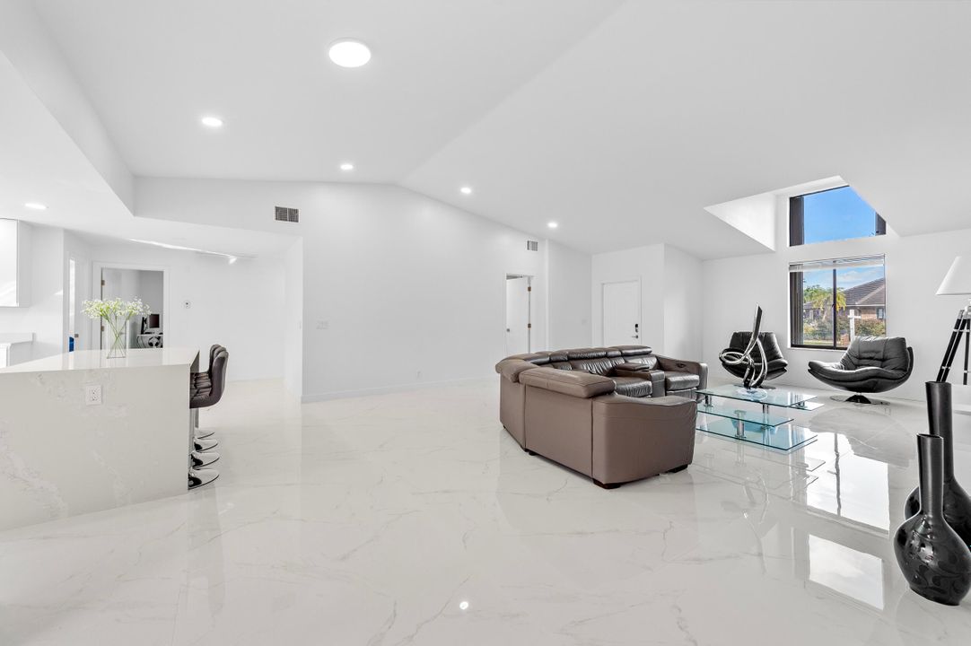 合同活跃: $798,000 (4 贝兹, 2 浴室, 2038 平方英尺)