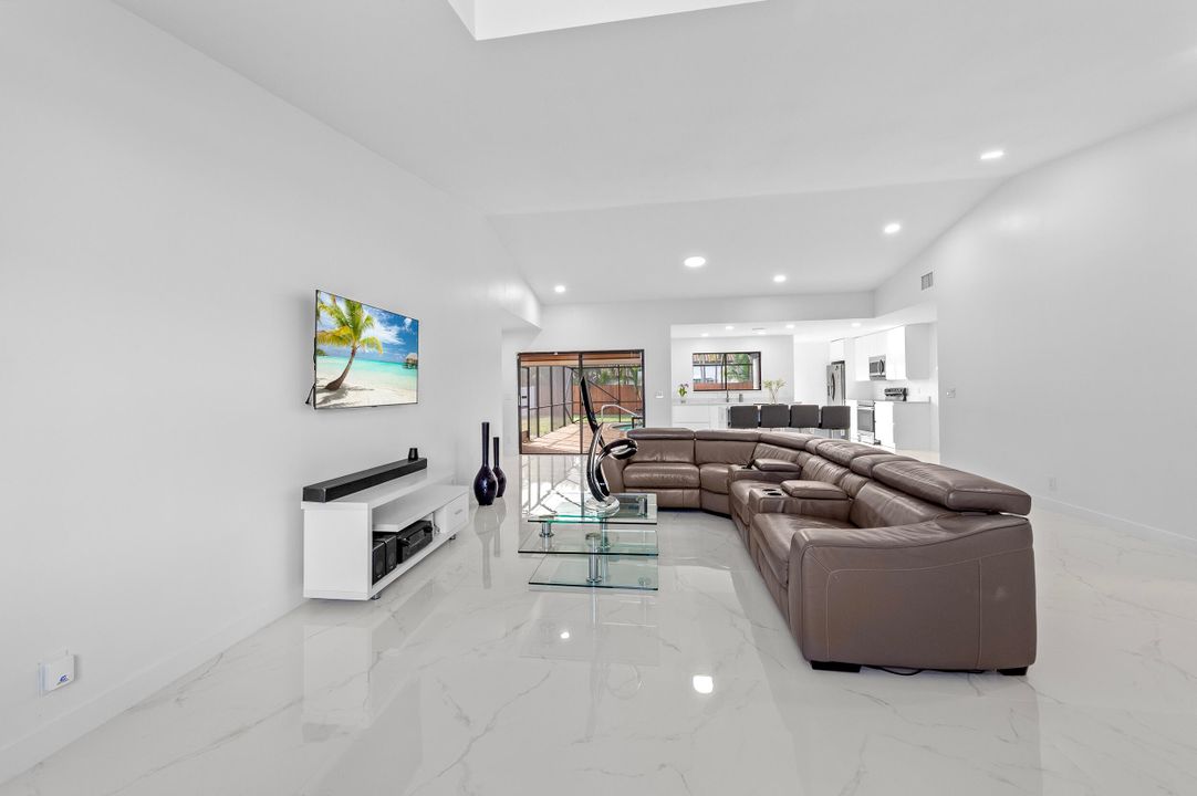 合同活跃: $798,000 (4 贝兹, 2 浴室, 2038 平方英尺)