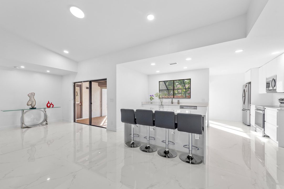 合同活跃: $798,000 (4 贝兹, 2 浴室, 2038 平方英尺)