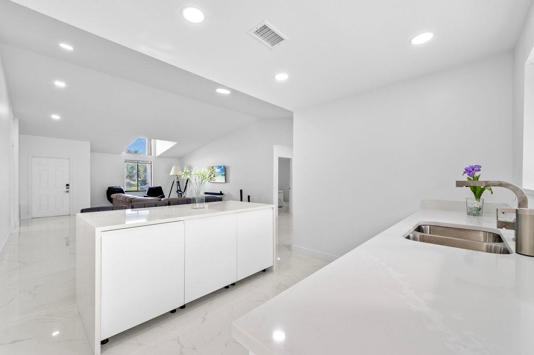 合同活跃: $798,000 (4 贝兹, 2 浴室, 2038 平方英尺)