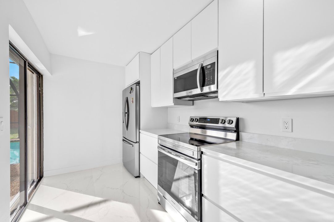 合同活跃: $798,000 (4 贝兹, 2 浴室, 2038 平方英尺)