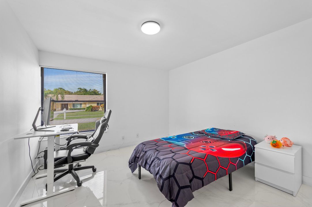 合同活跃: $798,000 (4 贝兹, 2 浴室, 2038 平方英尺)