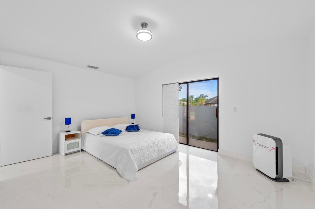 合同活跃: $798,000 (4 贝兹, 2 浴室, 2038 平方英尺)