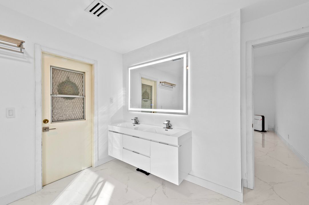 合同活跃: $798,000 (4 贝兹, 2 浴室, 2038 平方英尺)