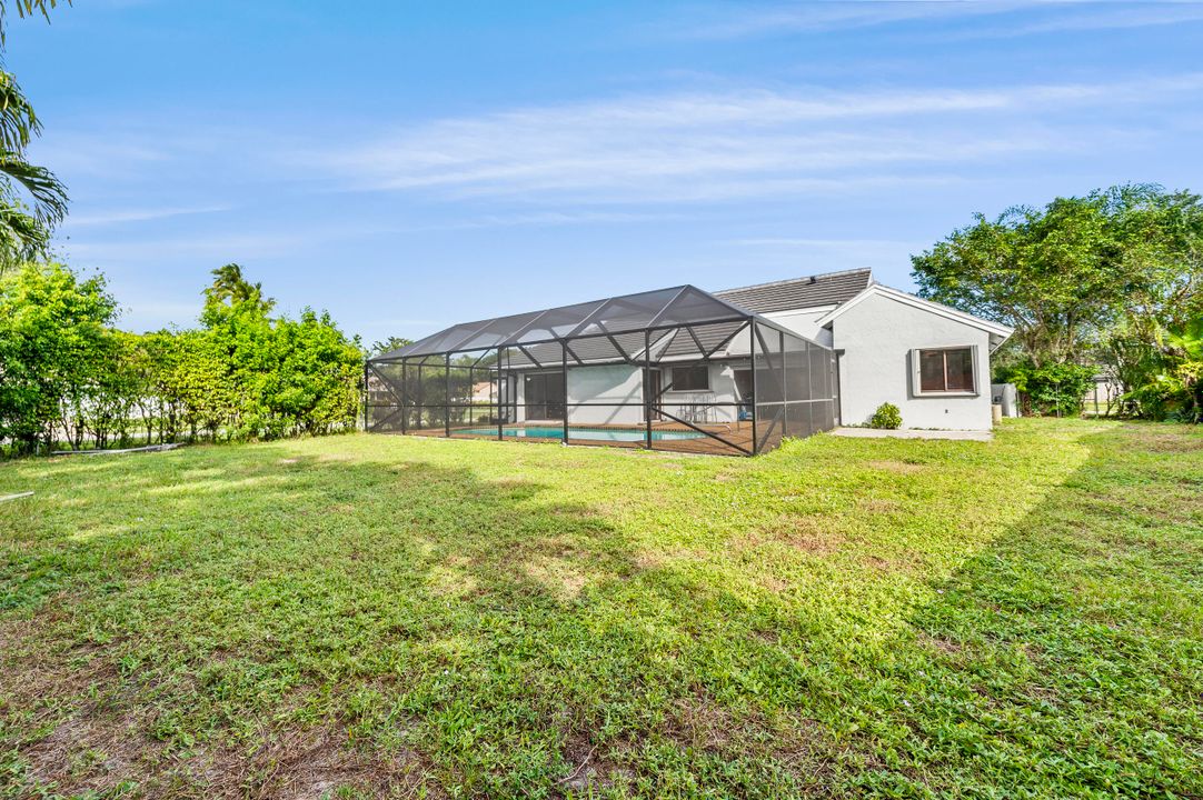 合同活跃: $798,000 (4 贝兹, 2 浴室, 2038 平方英尺)