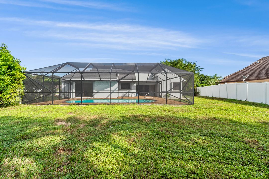 合同活跃: $798,000 (4 贝兹, 2 浴室, 2038 平方英尺)