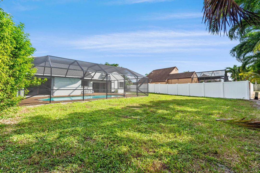 合同活跃: $798,000 (4 贝兹, 2 浴室, 2038 平方英尺)