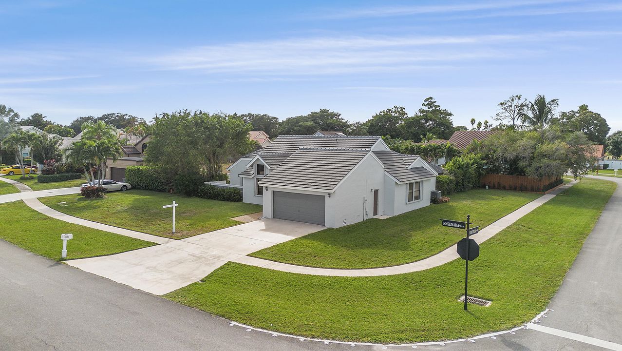 合同活跃: $798,000 (4 贝兹, 2 浴室, 2038 平方英尺)