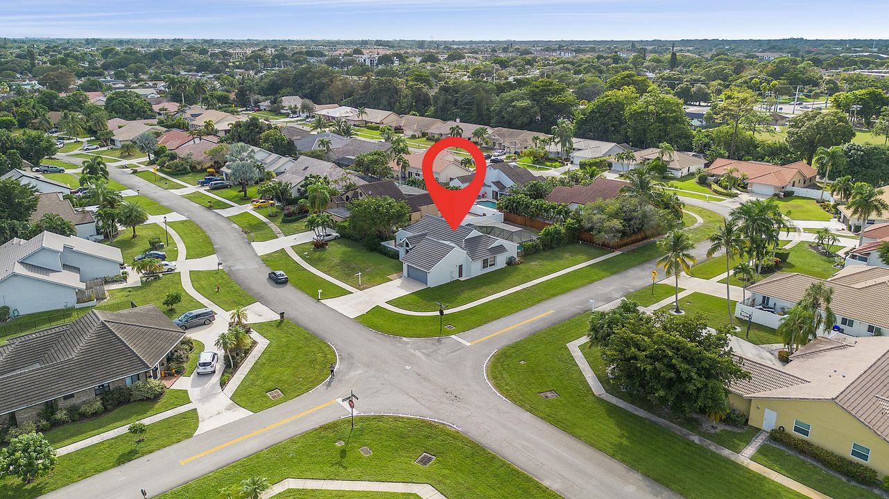 合同活跃: $798,000 (4 贝兹, 2 浴室, 2038 平方英尺)