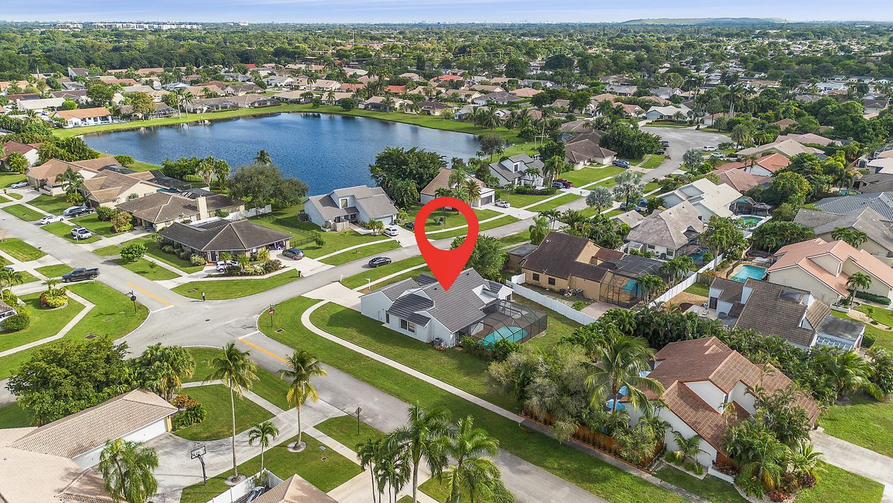 合同活跃: $798,000 (4 贝兹, 2 浴室, 2038 平方英尺)