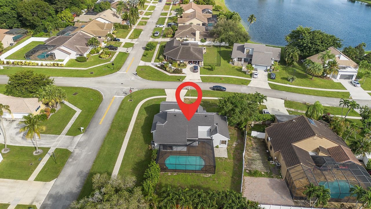 合同活跃: $798,000 (4 贝兹, 2 浴室, 2038 平方英尺)