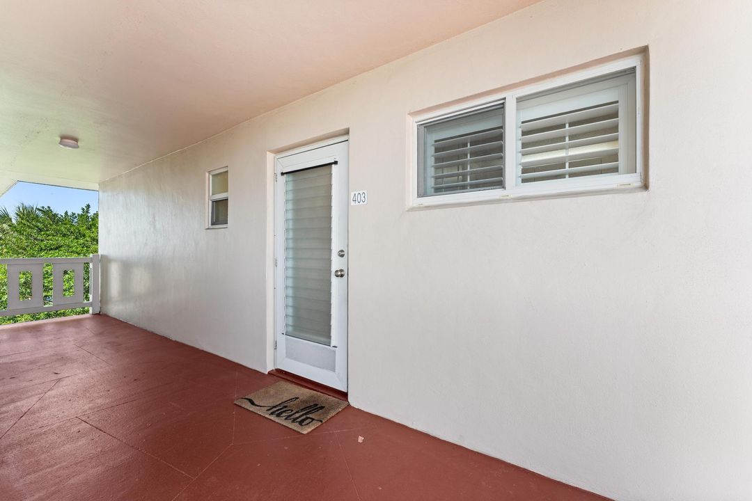 Active With Contract: $129,000 (2 beds, 2 baths, 894 Square Feet)