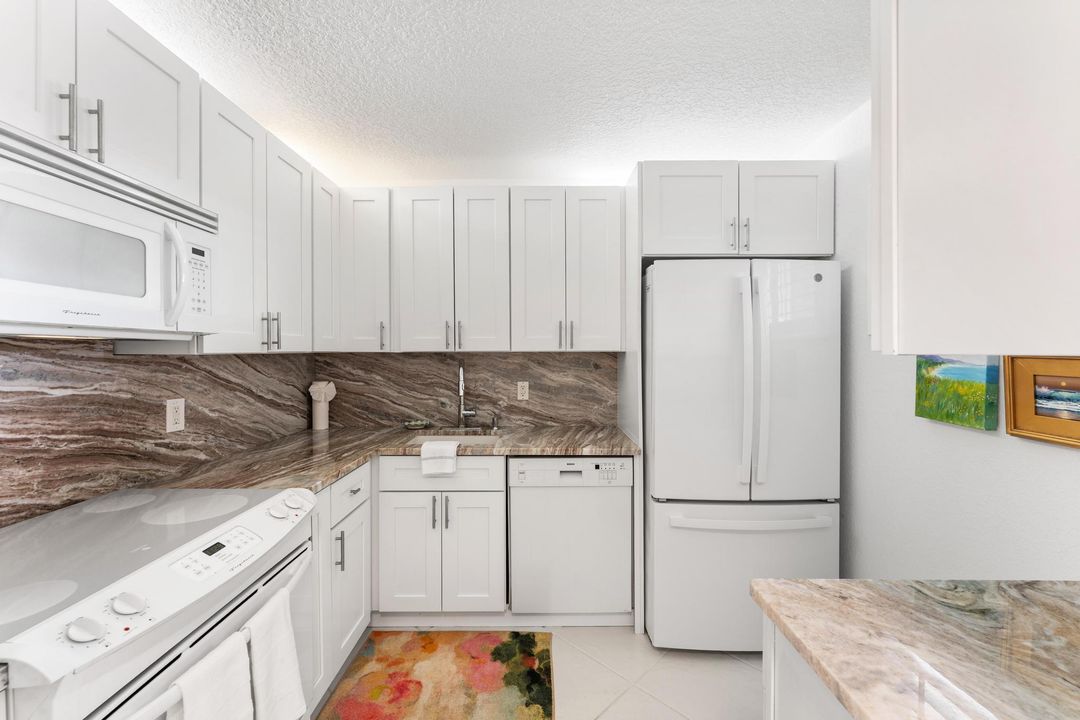 Active With Contract: $129,000 (2 beds, 2 baths, 894 Square Feet)