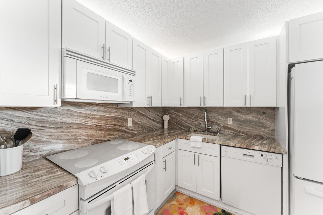 Active With Contract: $129,000 (2 beds, 2 baths, 894 Square Feet)