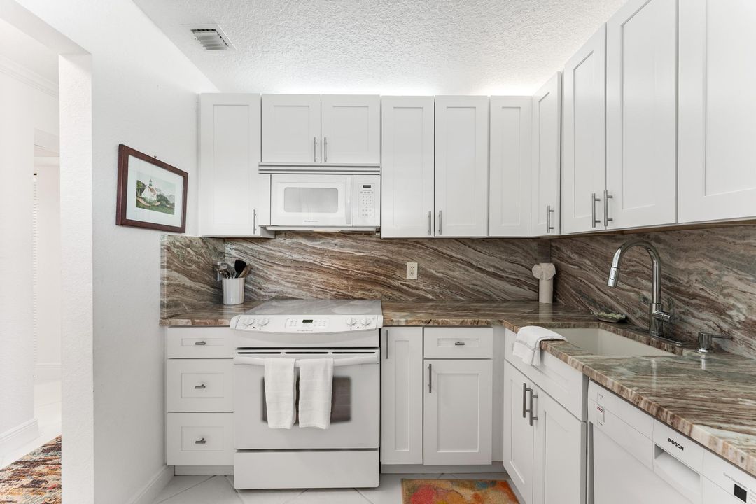 Active With Contract: $129,000 (2 beds, 2 baths, 894 Square Feet)