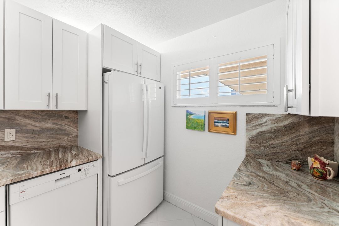 Active With Contract: $129,000 (2 beds, 2 baths, 894 Square Feet)