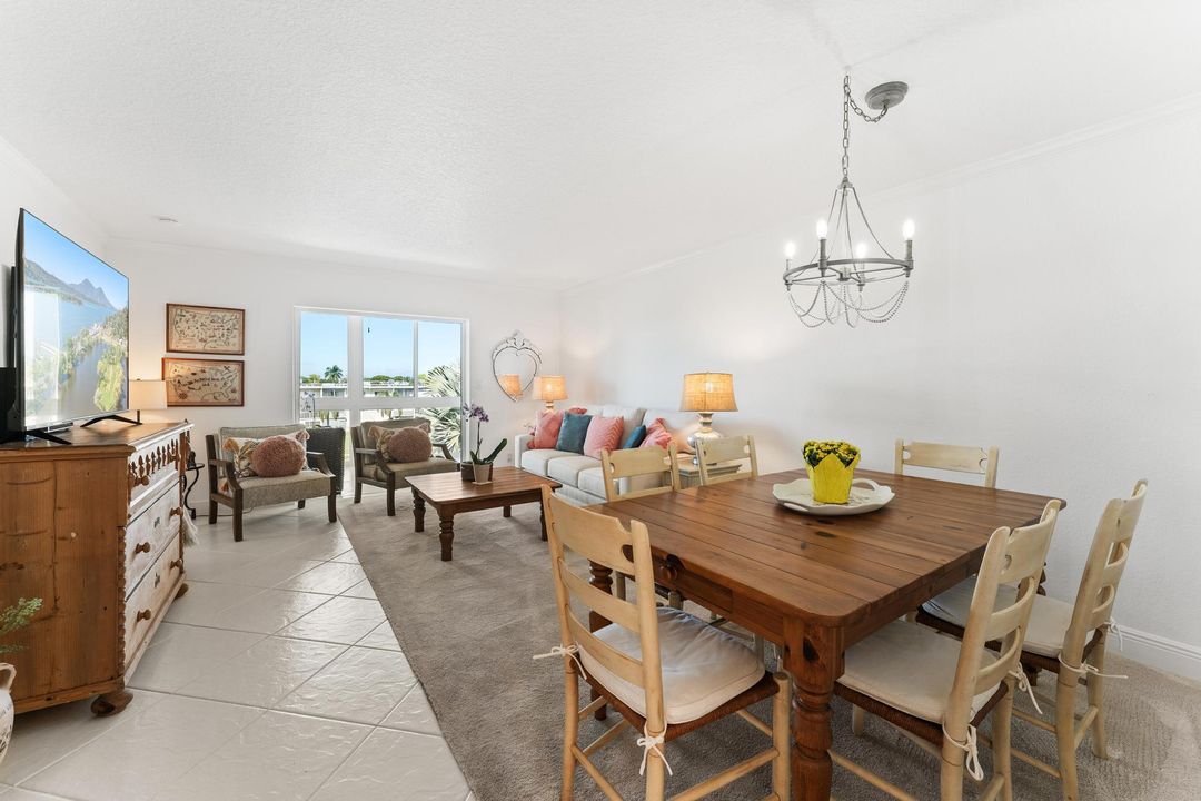 Active With Contract: $129,000 (2 beds, 2 baths, 894 Square Feet)