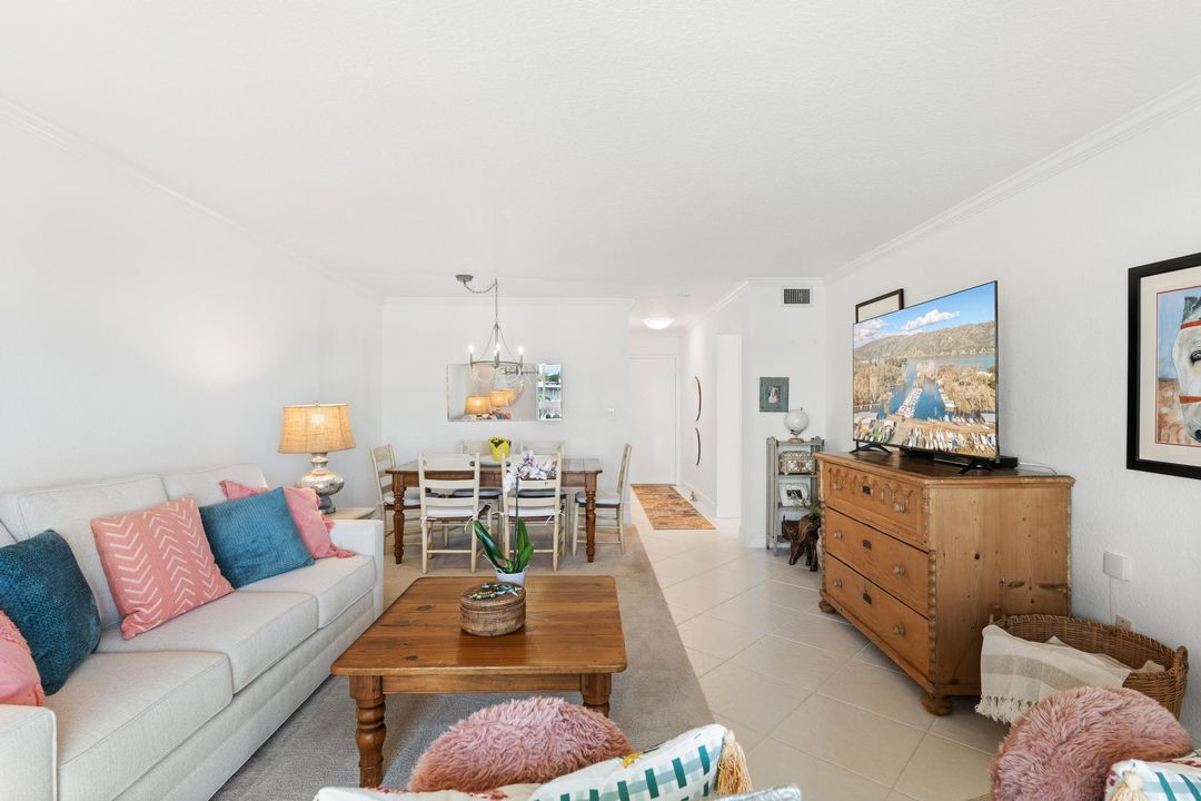 Active With Contract: $129,000 (2 beds, 2 baths, 894 Square Feet)