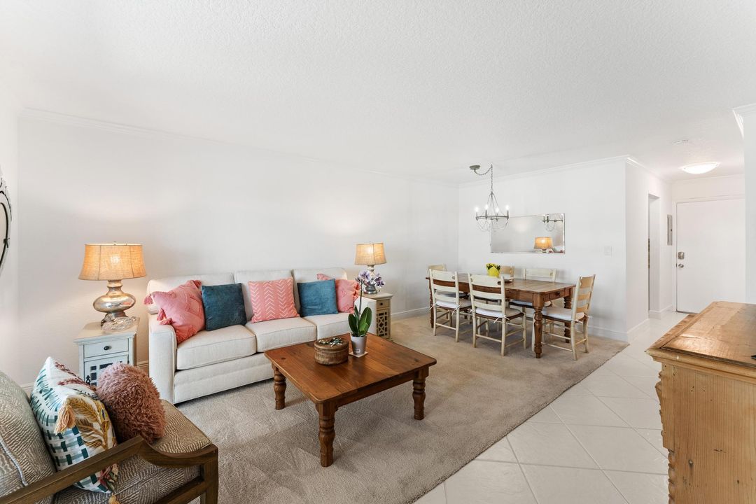 Active With Contract: $129,000 (2 beds, 2 baths, 894 Square Feet)