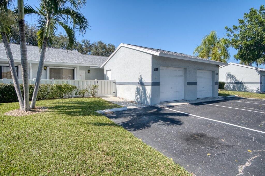 Active With Contract: $239,900 (2 beds, 2 baths, 1116 Square Feet)