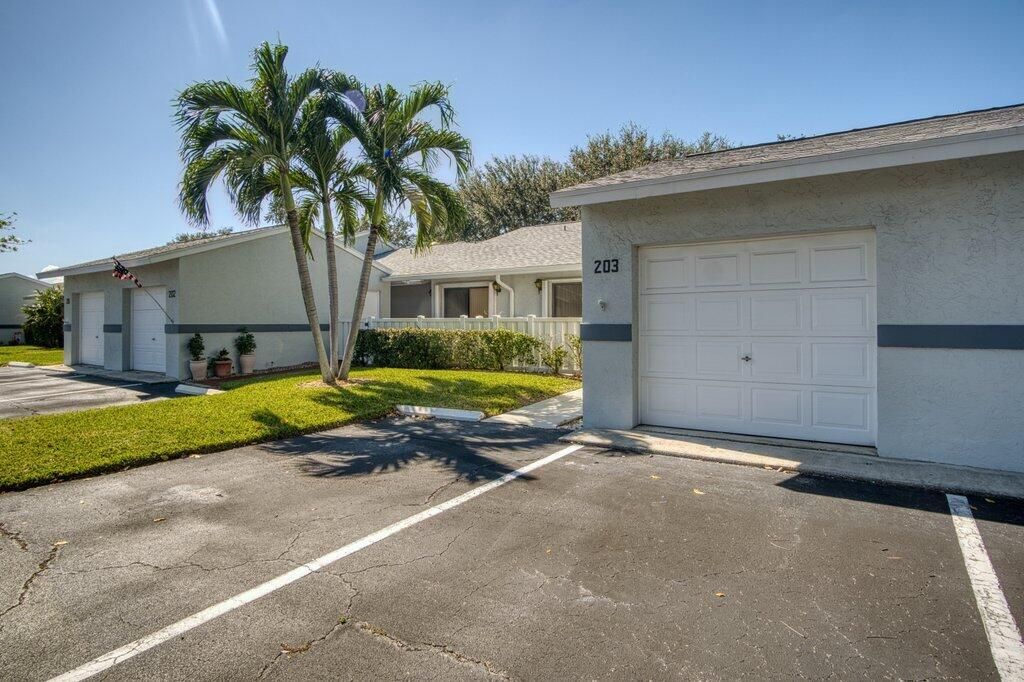 Active With Contract: $239,900 (2 beds, 2 baths, 1116 Square Feet)