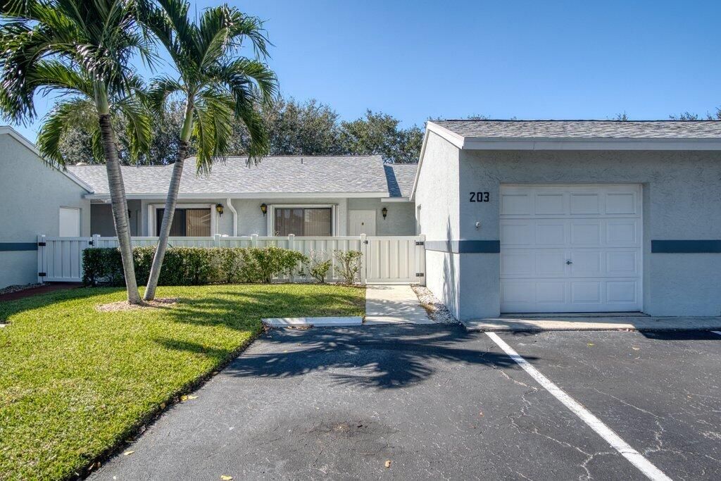 Active With Contract: $239,900 (2 beds, 2 baths, 1116 Square Feet)