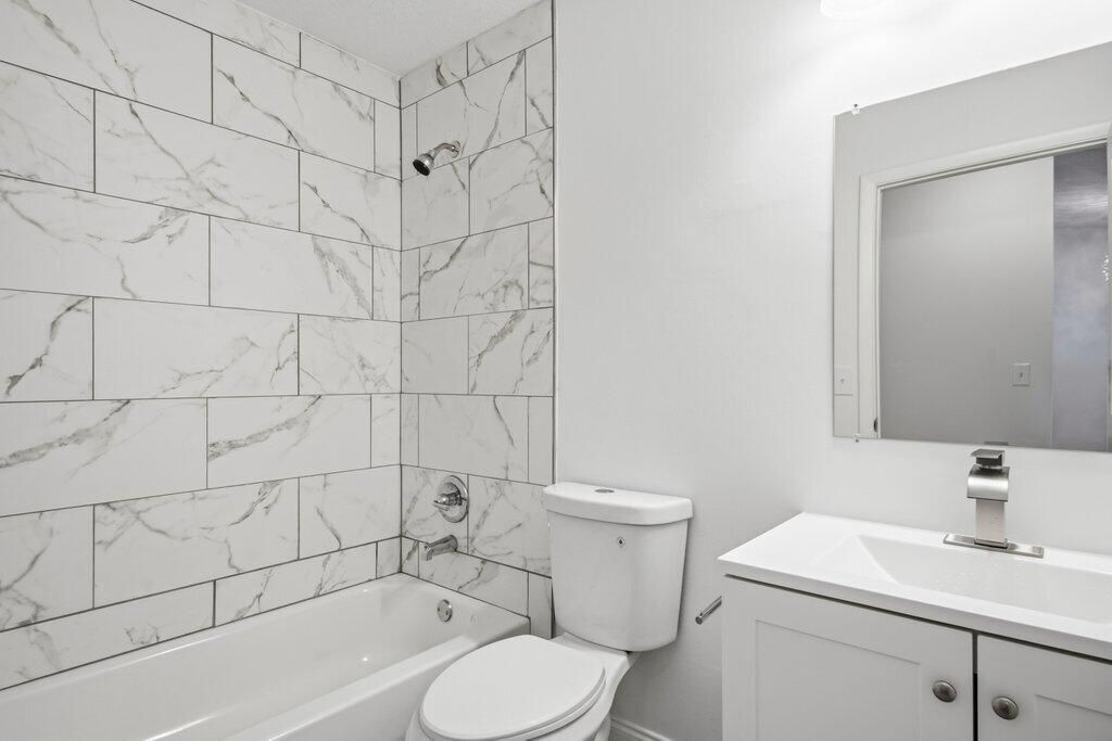 Active With Contract: $239,900 (2 beds, 2 baths, 1116 Square Feet)