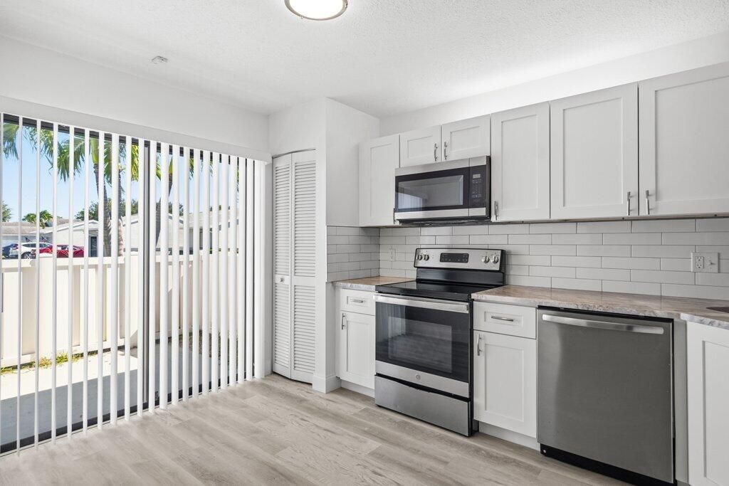 Active With Contract: $239,900 (2 beds, 2 baths, 1116 Square Feet)