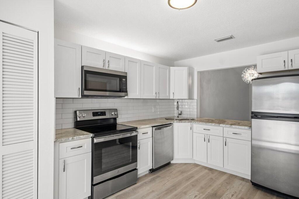 Active With Contract: $239,900 (2 beds, 2 baths, 1116 Square Feet)